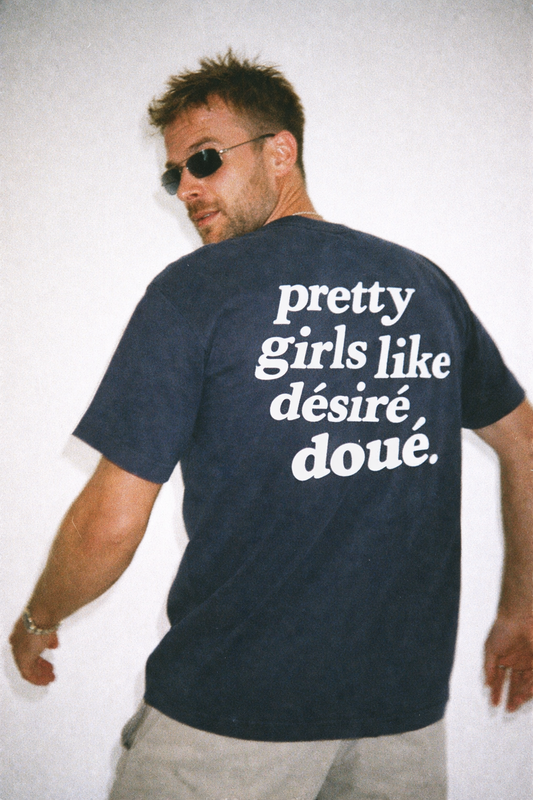 PRETTY GIRLS LIKE DESIRÉ DOUÉ - CAMISETA