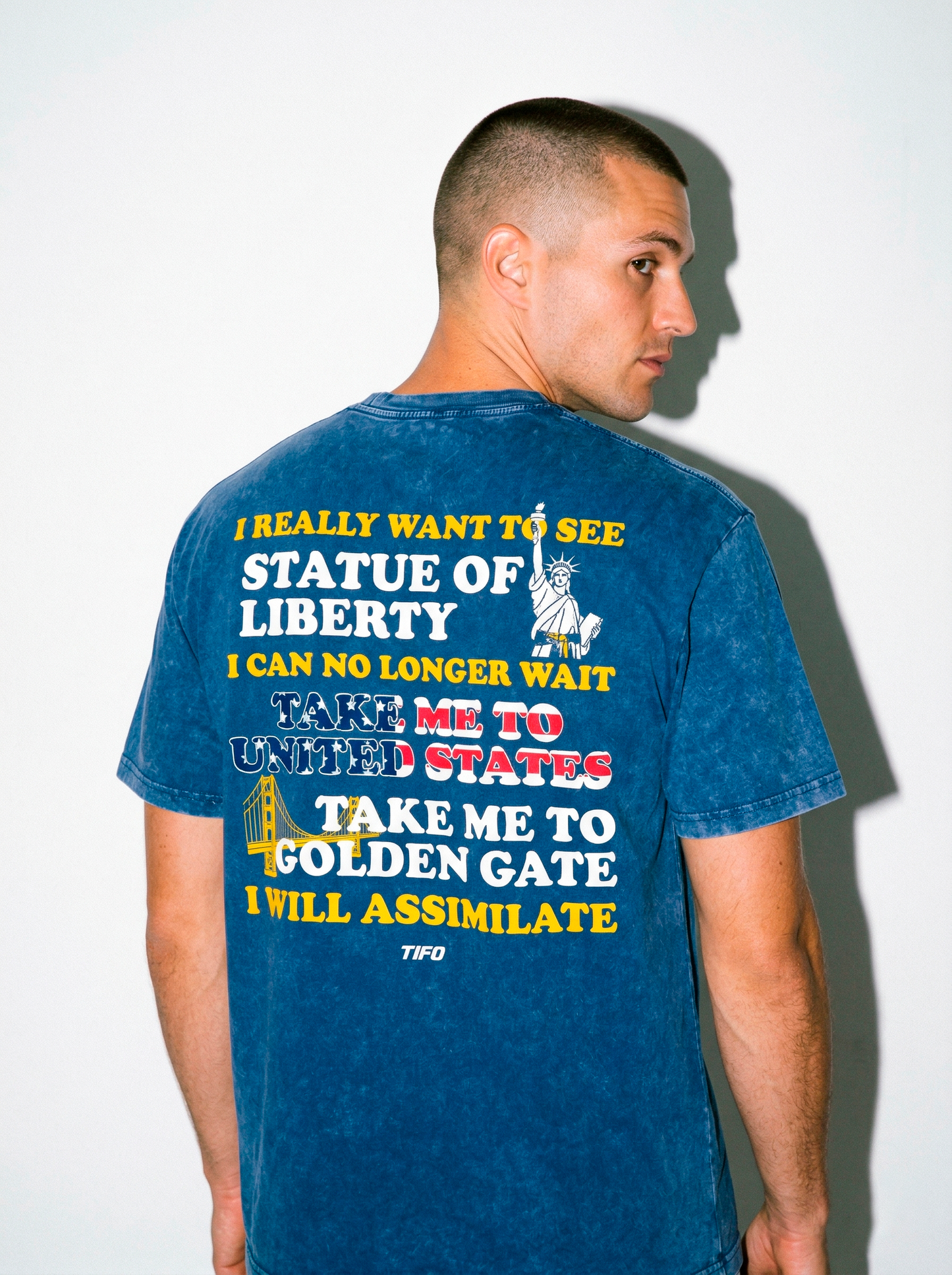 I AM FROM BOSNIA TAKE ME TO AMERICA - CAMISETA EFECTO LAVADO