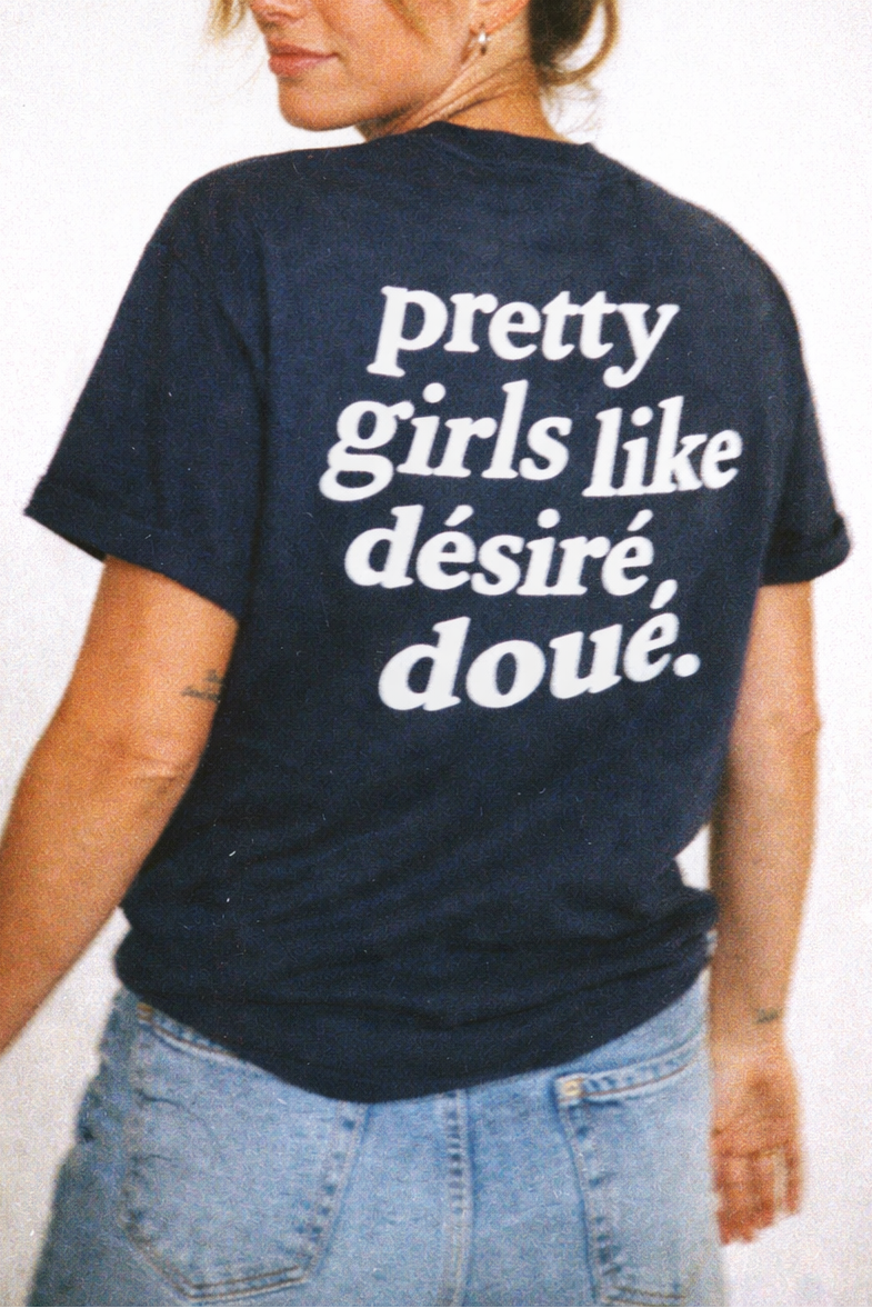 PRETTY GIRLS LIKE DESIRÉ DOUÉ - CAMISETA